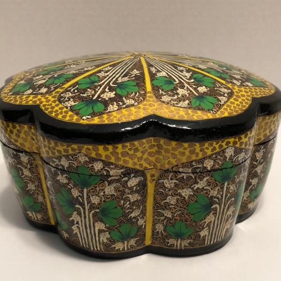 Kashmiri Lacquered Hand Painted Paper Moche Notion Box - Picture 1 of 9